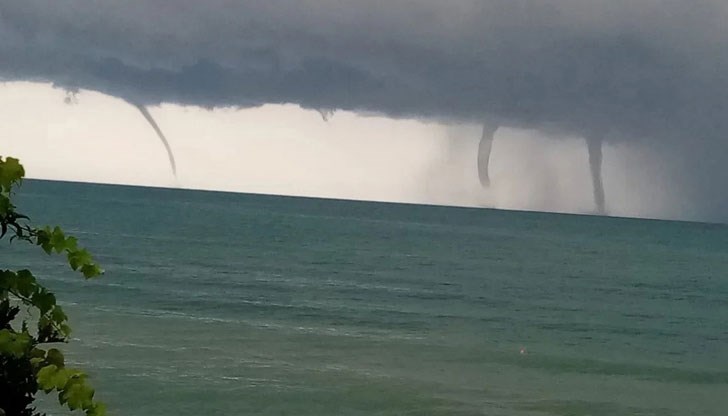 Няколко водни смерча бяха наблюдавани близо до руският град Туапсе, Туапсински район, Краснодарски край Няколко водни смерча бяха наблюдавани близо до руският град Туапсе, Туапсински район, Краснодарски край