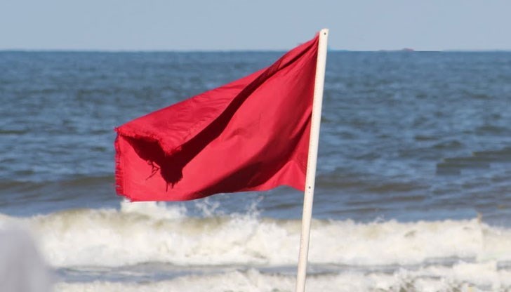 Зелени, жълти и червени флагове не са всички флагове, които срещаме на плажа