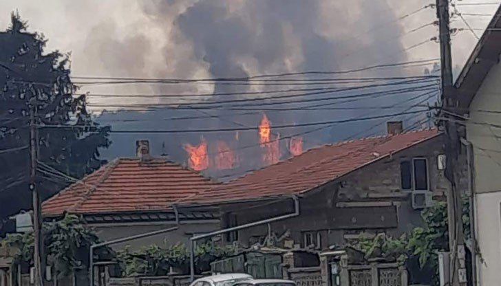 Разпространението на огъня засега е ограничено към дома за възрастни хора "Приста" и към жилищните квартали Разпространението на огъня засега е ограничено към дома за възрастни хора "Приста" и към жилищните квартали