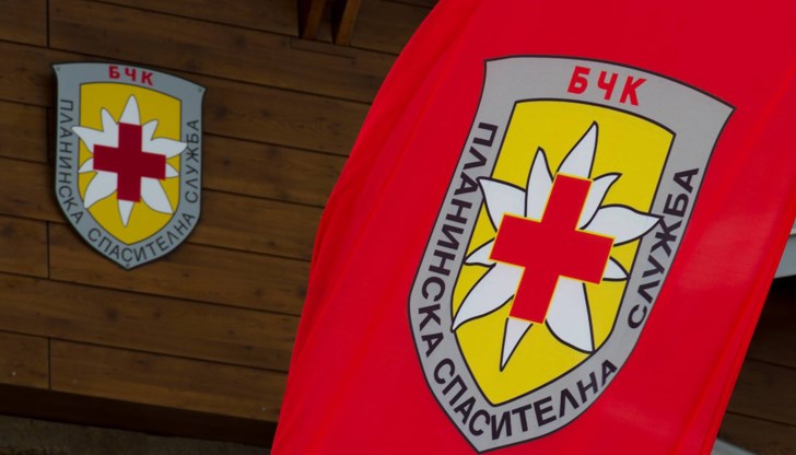 Туристката е с травма в гръбначния стълб и вероятно операцията по спасяването ще продължи цяла нощ