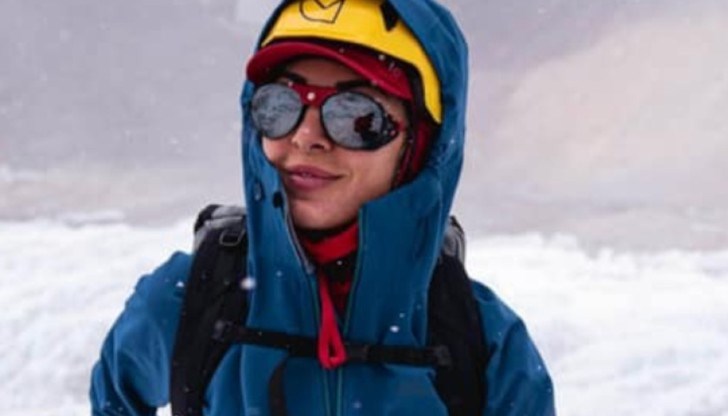 37-годишната Аздреева изкачва върховете с личен шерп и с употребата на изкуствен кислород