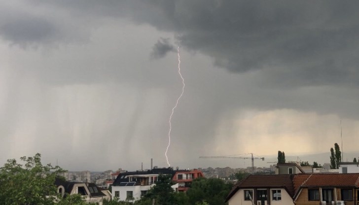 На места вече сигнализират и за градушки