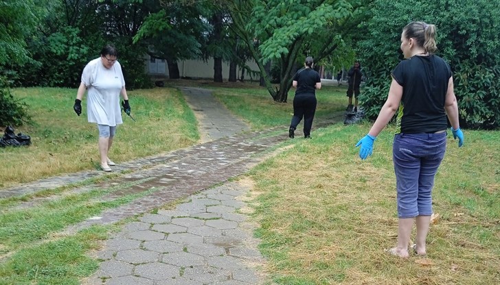 Група русенци почистиха тревните площи в квартал "Здравец" - Изток