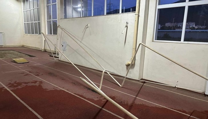 Тръби се срутиха по време на тренировка на закритата писта в града