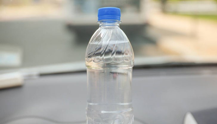 Не пийте водата, оставена в кола, паркирана на слънце