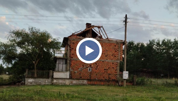 Отнесени покриви, паднали комини и дървета след силна буря