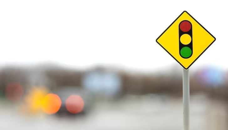 Друг шофьор отнел предимството на жената, като преминал на червен светофар