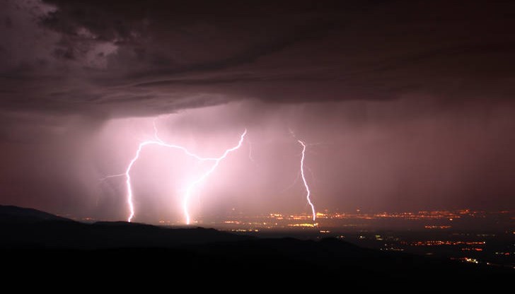 Остават условията за градушки