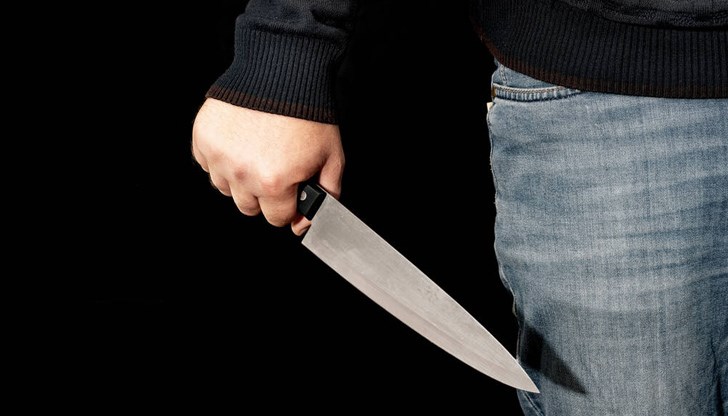 Мъжът е нападнал с нож и ограбил служител в заведение за хранене, като обрал парите от касата
