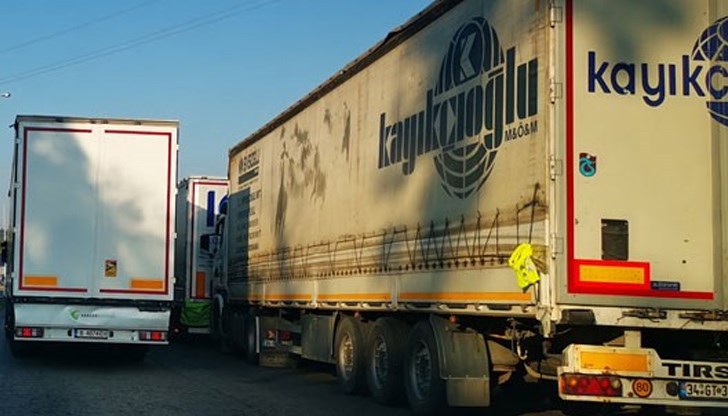 Шофьори чакат повече от две денонощия