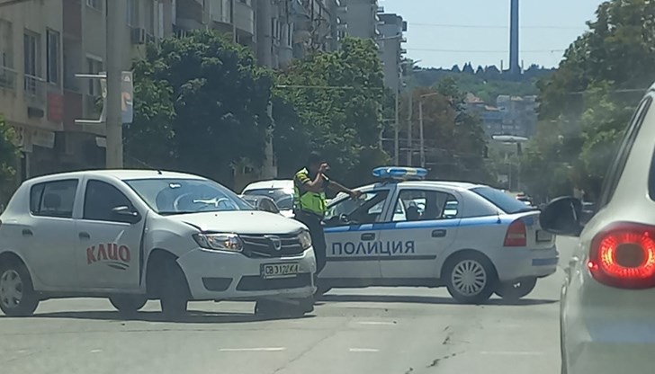 Жена е леко пострадала след катастрофа на оживено кръстовище в Русе Жена е леко пострадала след катастрофа на оживено кръстовище в Русе