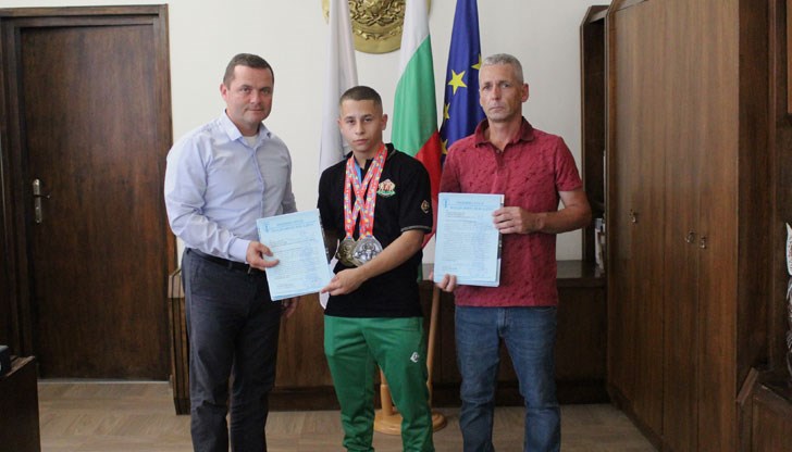 ​Шампионската титла от първенството в Кишинев е първи международен успех за 17-годишния състезател, който тренира от 4 години в Тежкоатлетически спортен клуб - Русе