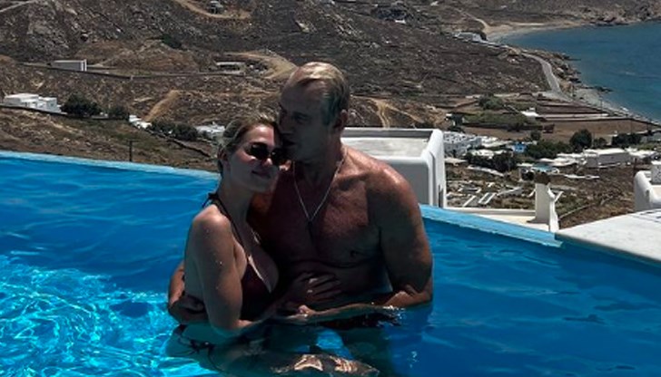 Сватбата е била на остров Миконос