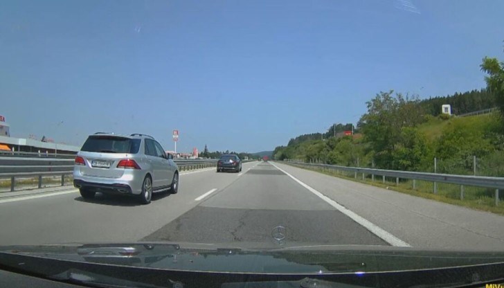 Две коли се движат непрекъснато в лявата лента и не позволяват да бъдат изпреварени от други автомобили Две коли се движат непрекъснато в лявата лента и не позволяват да бъдат изпреварени от други автомобили