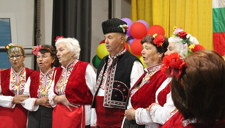 В събитието се включиха 40 самодейни фолклорни съставa от 6 области в страната