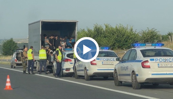 70 нелегални мигранти са били натъпкани в каросерията на камиона