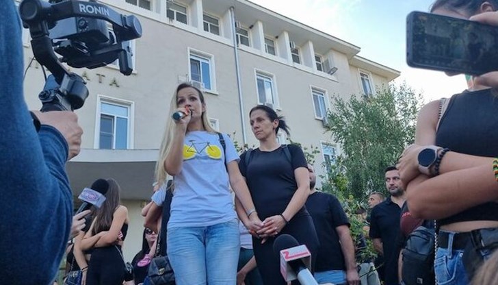 Ивелина Михайлова се включи в протеста тази вечер в подкрепа на пострадалото момиче, което беше обезобразено с макетен нож