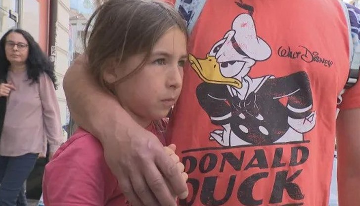 Кофа със замазка "полетя" от покрив на шестетажна сграда на сантиметри от преминаващо момиче