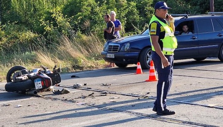 Тежка катастрофа между микробус и мотор на Околовръстния път на Казанлък