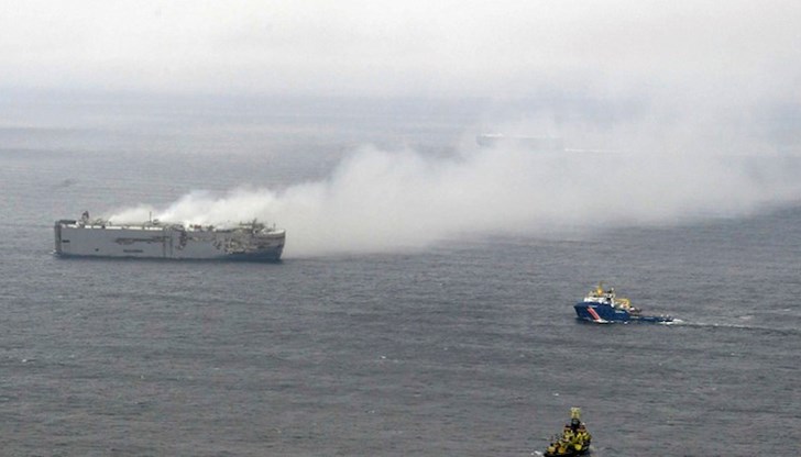 Причината за огнената стихия на борда на плавателния съд си остава неизвестна
