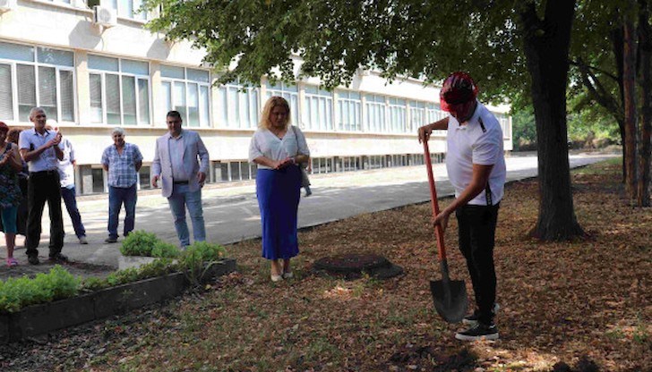 Ремонтът на ПГЕЕ "Апостол Арнаудов“ има за цел подобряване на учебната среда Ремонтът на ПГЕЕ "Апостол Арнаудов“ има за цел подобряване на учебната среда