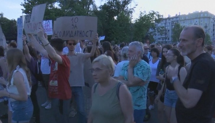 Шествията се провеждат за десета поредна седмица Шествията се провеждат за десета поредна седмица