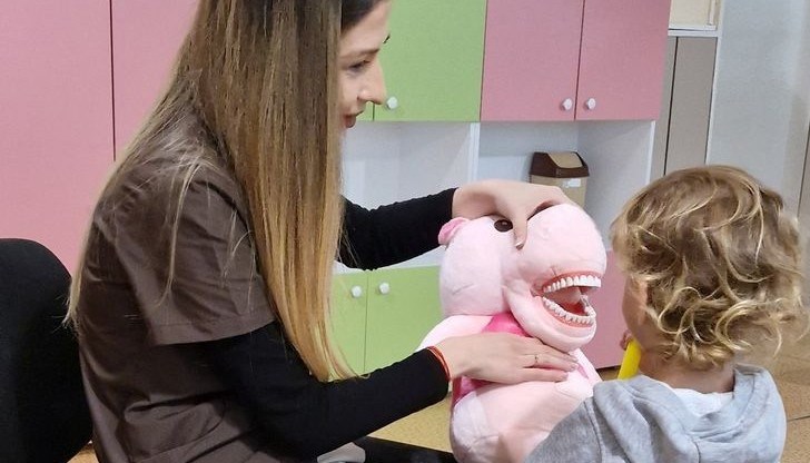 513 деца на възраст от 1 до 3 години премината безплатни профилактични прегледи при стоматолог