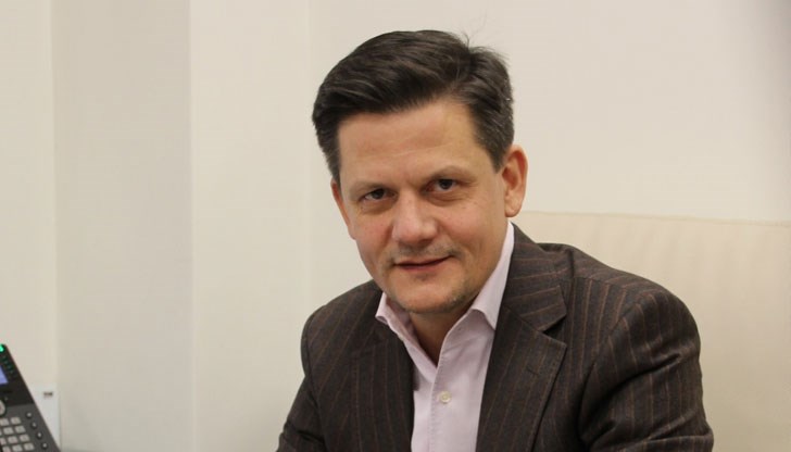 Впечатление прави, че двамата по-големи партньори в некоалиционното тройно управление се караха за авторството. Бяха единодушни по един въпрос - всичко това се случва със съгласието на г-н Делян Пеевски, заяви бившият зам.-министър на икономиката Впечатление прави, че двамата по-големи партньори в некоалиционното тройно управление се караха за авторството. Бяха единодушни по един въпрос - всичко това се случва със съгласието на г-н Делян Пеевски, заяви бившият зам.-министър на икономиката