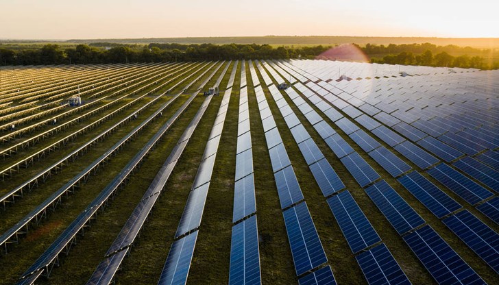 Проектът включва инсталирането на почти 400 хиляди фотоволтаични панела