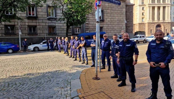 Спряно е движението на автомобили в района на ларгото