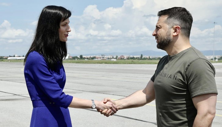 Украинският президент пристигна у нас малко след 12:00 часа Украинският президент пристигна у нас малко след 12:00 часа