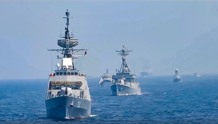 В учението участват повече от 10 кораба и над 30 самолета В учението участват повече от 10 кораба и над 30 самолета