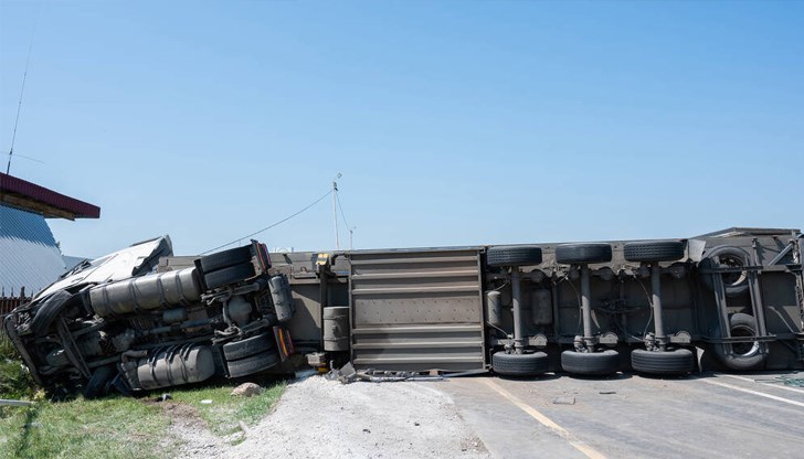 Камионът се е преобърнал и е блокирал движението на магистралата Пирос - Димитровград /снимката е илюстративна/