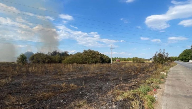 На място има два екипа огнеборци