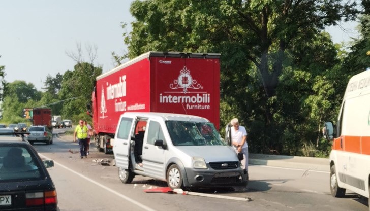 По първоначална информация има трима пострадали