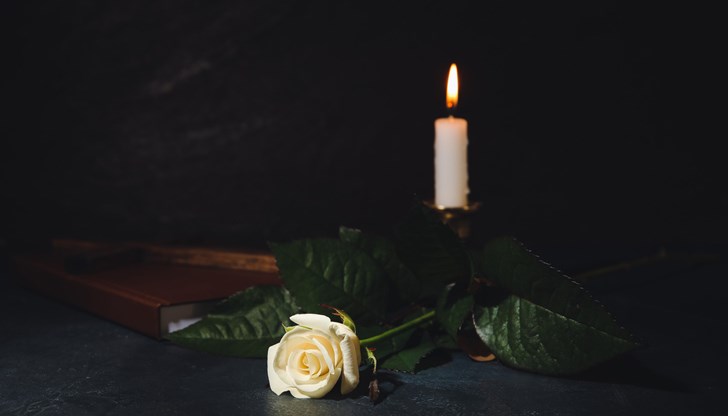 Всички обществени сгради свалят наполовина националният флаг, а публичните мероприятия се отлагат Всички обществени сгради свалят наполовина националният флаг, а публичните мероприятия се отлагат