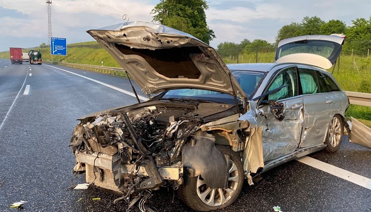 Мъжът е навлязъл в насрещното и се е блъснал челно в камион /снимката е илюстративна/ Мъжът е навлязъл в насрещното и се е блъснал челно в камион /снимката е илюстративна/