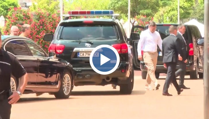 Володимир Зеленски бе посрещнат с овации при влизането му в сградата на Министерския съвет