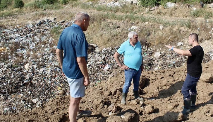 Кметът на Русе инспектира регионалното депо за отпадъци, заради възникнали локални възпламенявания