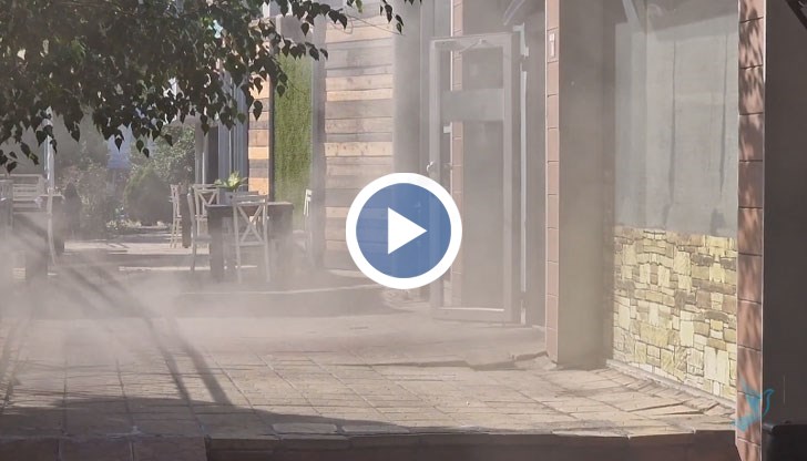 Дим се вие от централния вход на хотела и от подземния етаж