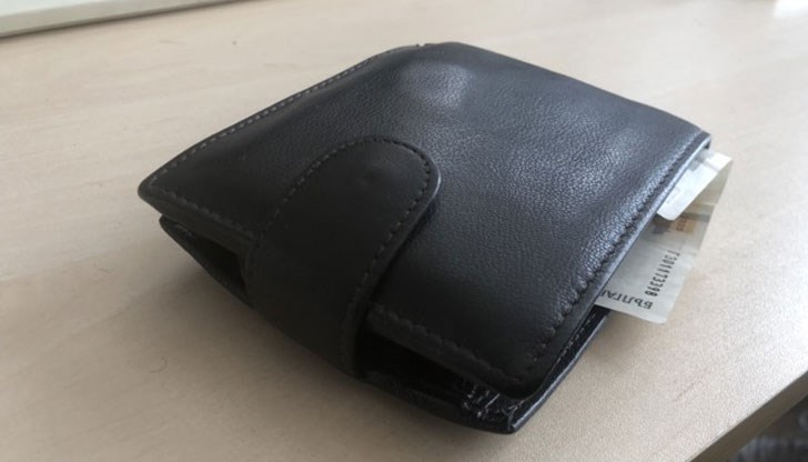 Служители на столичното Пето РУ върнаха забравен портфейл на бензиностанция