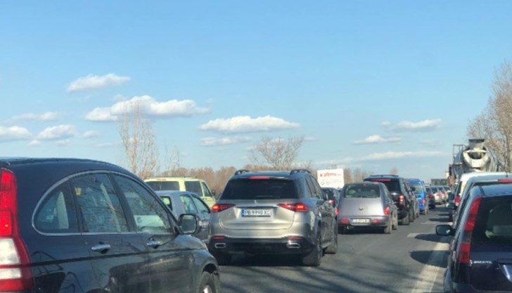 Инцидентът предизвика задръстване от автомобили в посока Бургас