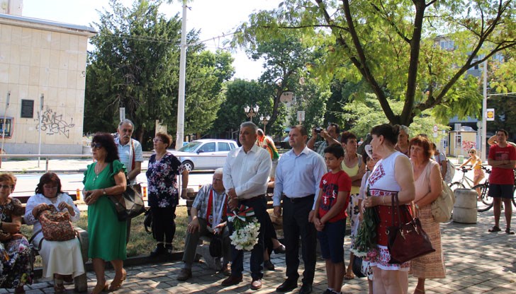 Десетки граждани поднесоха венци и цветя в чест на героя