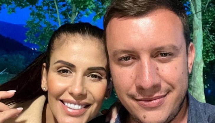 Певицата показа годежен пръстен Певицата показа годежен пръстен