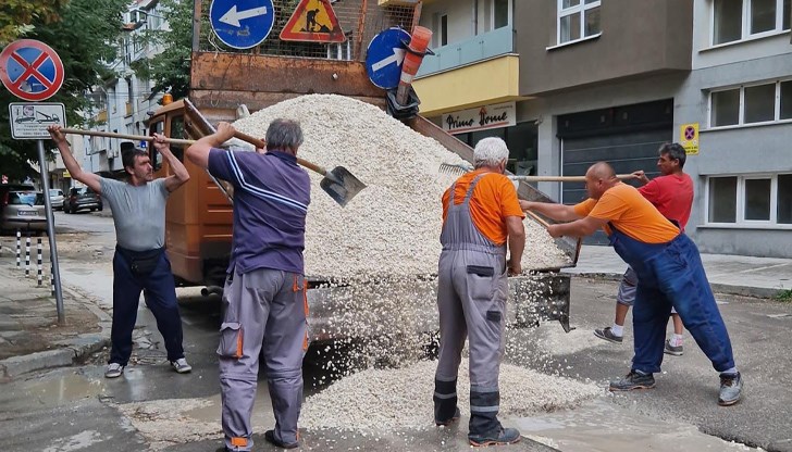 Общинското предприятие "Комунални дейности" запълва дупки след "Водния цикъл" Общинското предприятие "Комунални дейности" запълва дупки след "Водния цикъл"