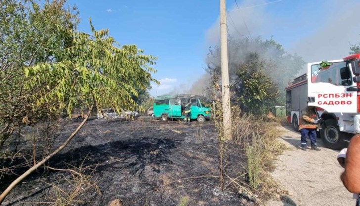 Три автомобила и микробус изгоряха при голям пожар в пловдивското село Селци