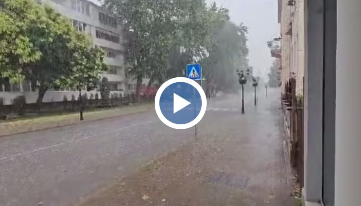 Наводнени са улици, които се превърнаха в реки