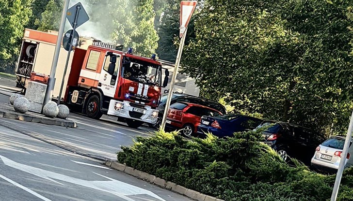 Запалил се е двигателният отсег на лек автомобил