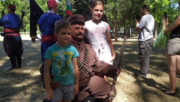 Военно-историческа реконструкция на събитието впечатли млади и стари