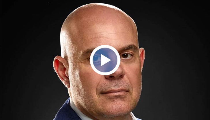 Двете видеа са записани в професионално телевизионно студио в централната част на София, но то не е на нито една от трите водещи телевизии